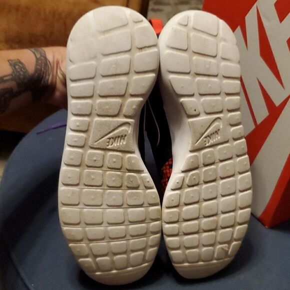 Nike Roshe One Print GS 677784-003 Black White Multi color Hyper Violet Volt Red - Picture 6 of 8